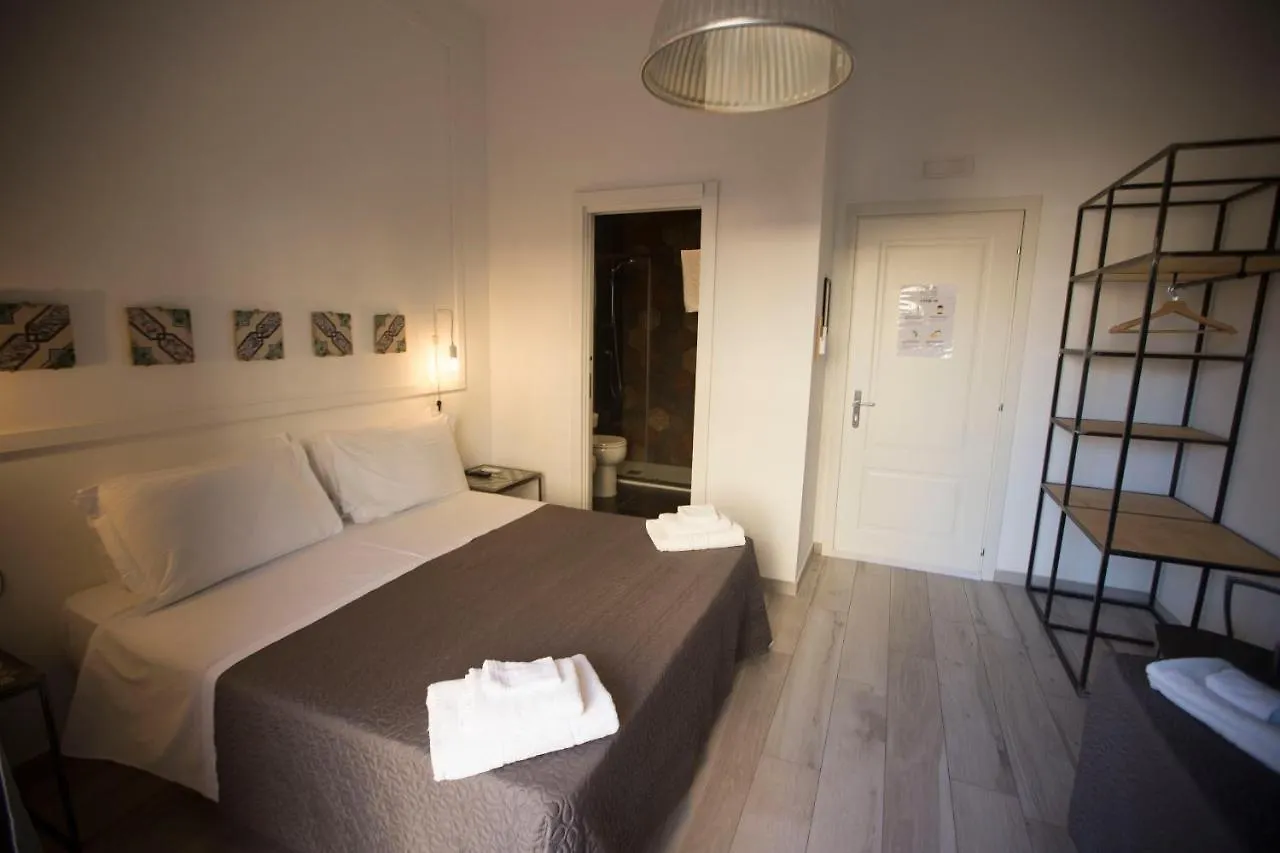 נאפולי Borgo Vergini Garden B&B 2*,