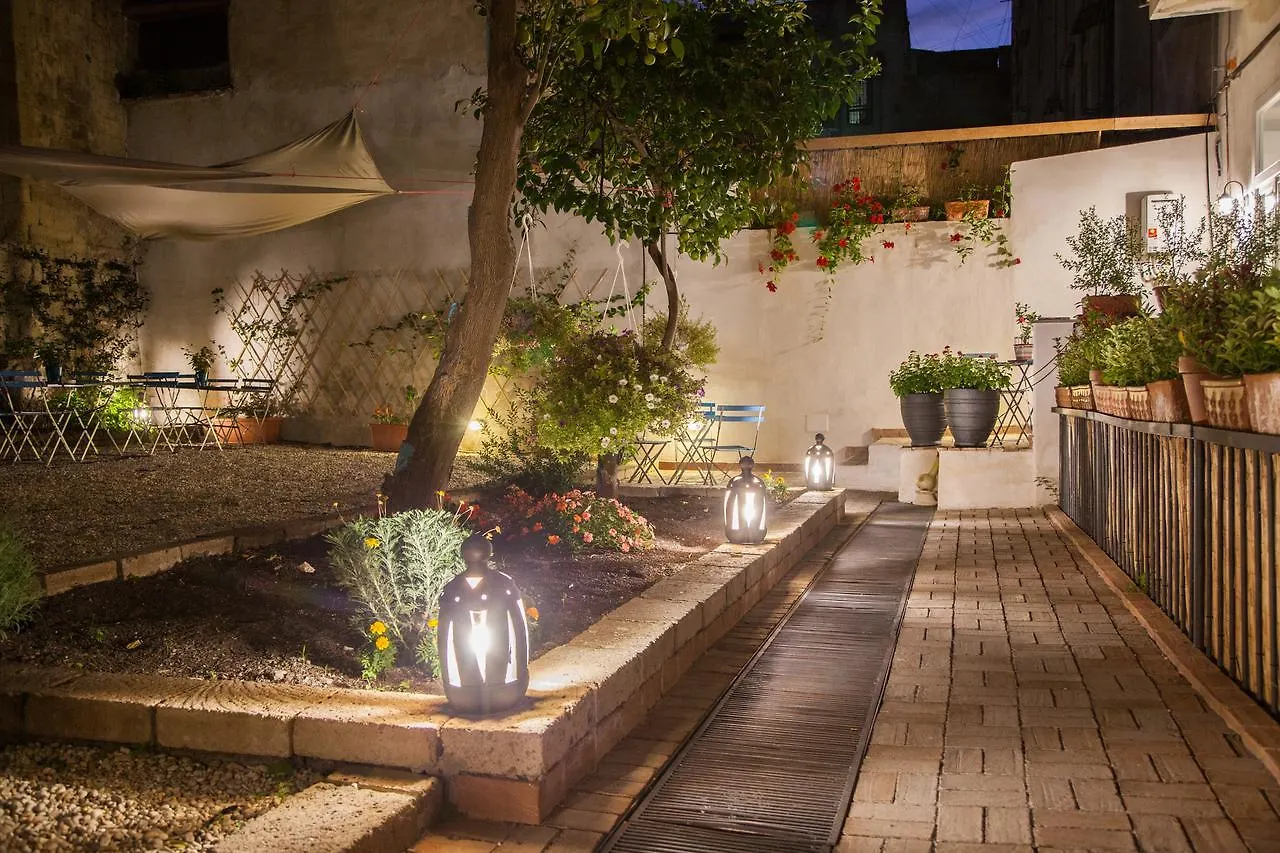 נאפולי Borgo Vergini Garden B&B 2*,