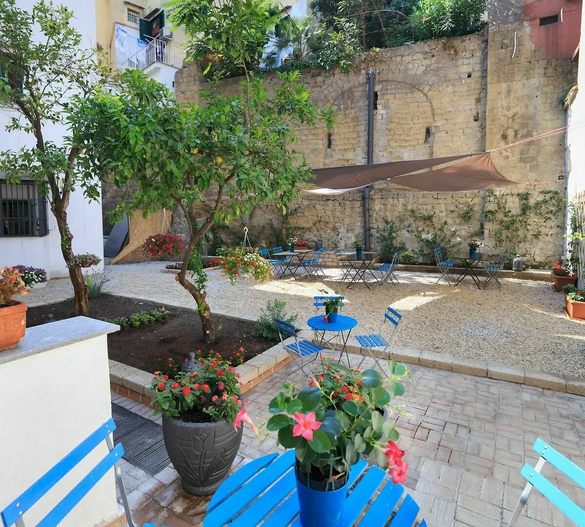 נאפולי Borgo Vergini Garden B&B לינה וארוחת בוקר